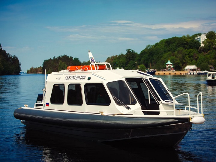 Катер в Ладожских шхерах